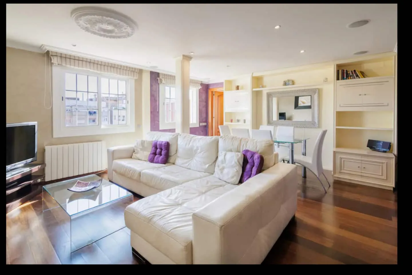 Salón amplio y luminoso del apartamento